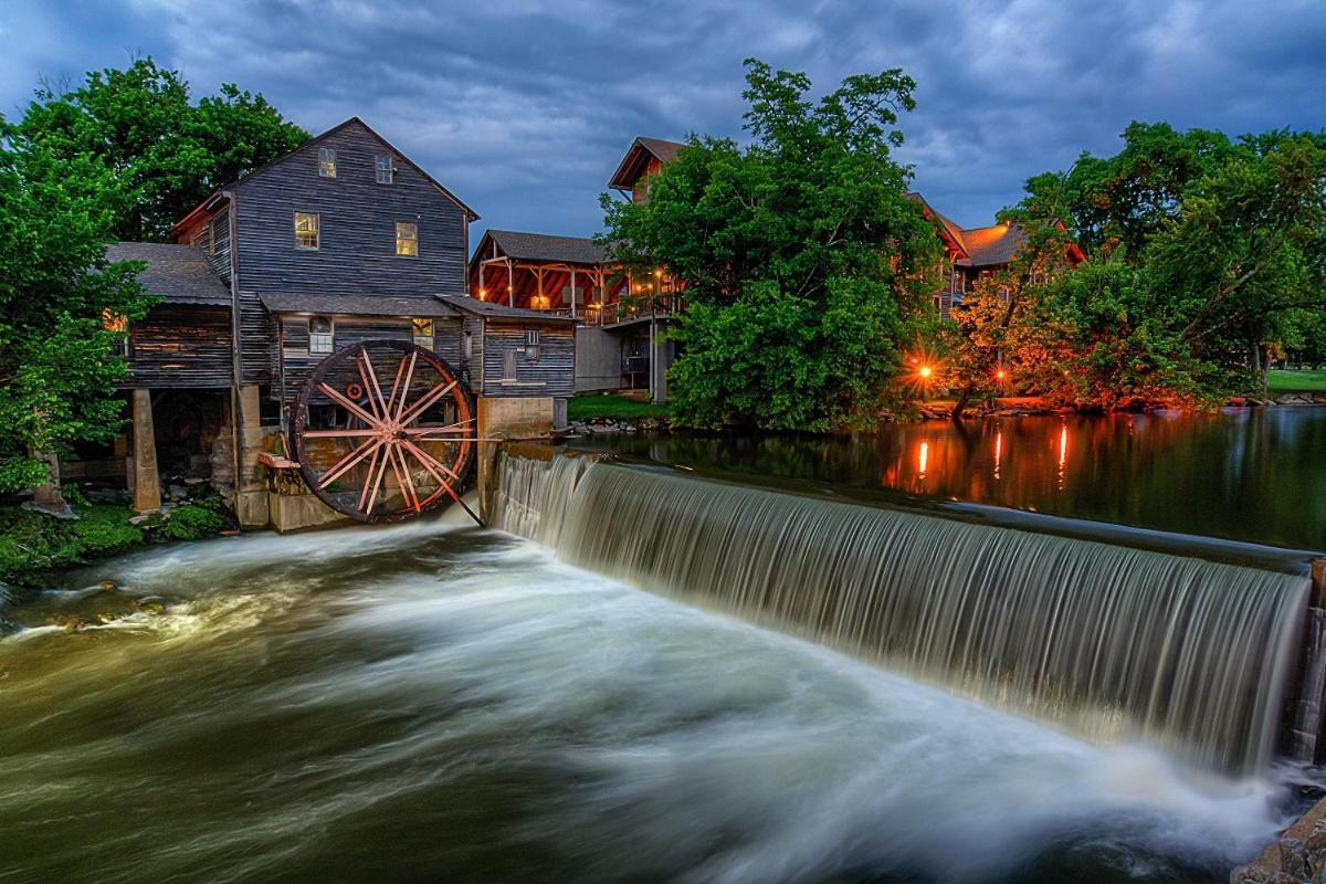 Magical Moments, Hot Tub, Wifi, 1089 Free Tickets Each Paid Day, Dollywood And More Gatlinburg Exterior photo